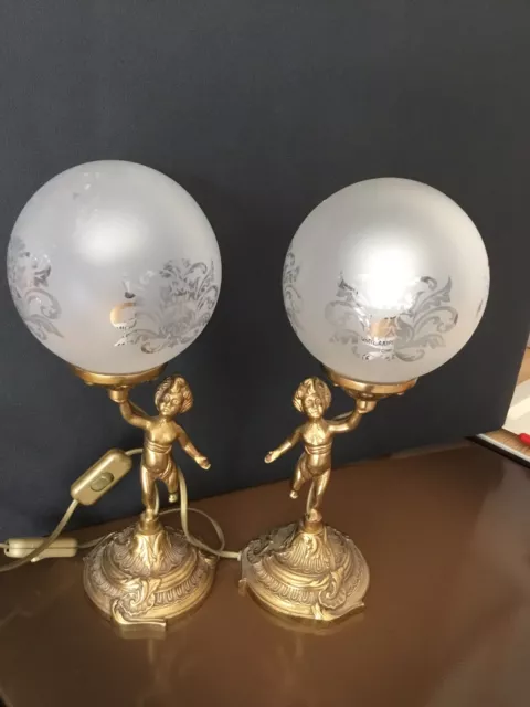 Paire de lampes angelots vintage en bronze doré et globe ciselé en verre