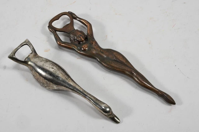 B18C07- 2x abrebotellas figurativo más antiguo, mujer y ganso, de metal