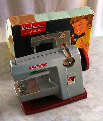 Bambola macchina da cucire Vulcan Classic anni '60 abiti vestiti fashion doll