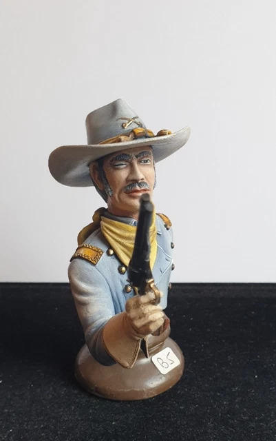 Une Figurine D'un Indien D'amérique Avec Une Coiffe Et Une Coiffe