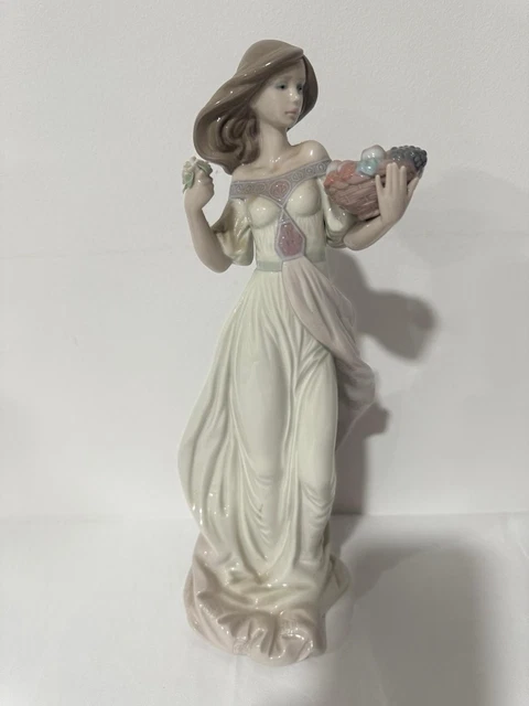 LLADRO PORCELAIN FIGURINE 