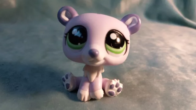 Littlest Pet Shop 1681 + Additional random Pets Included!