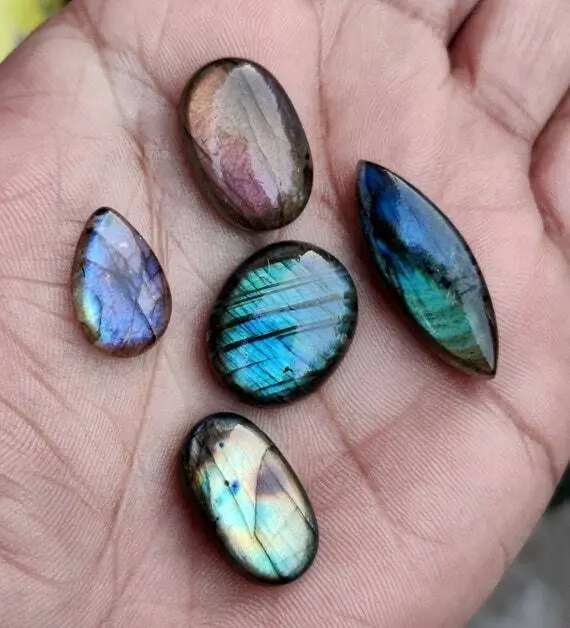 Lot de pierres précieuses en vrac avec cabochon calibré en labradorite...