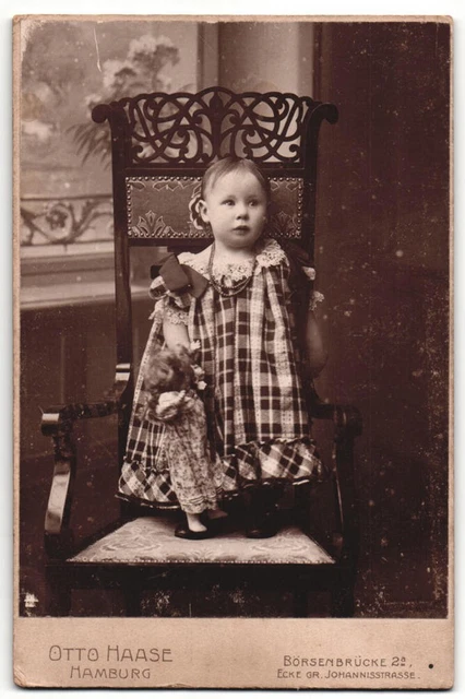 Fotografie Otto Haase, Hamburg, Portrait kleines Mädchen im karierten Kleid mit