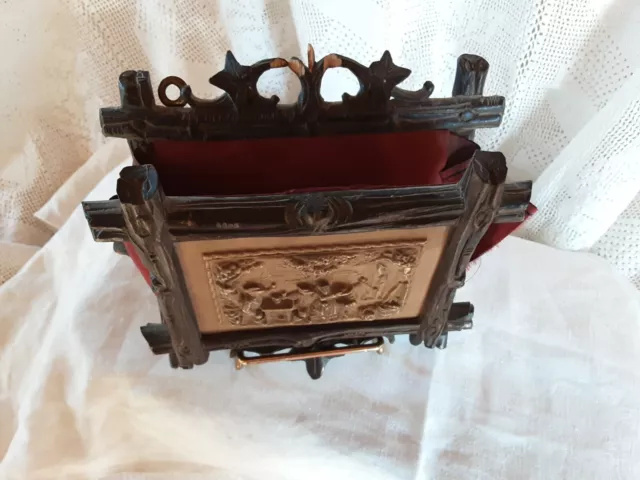 Ancien porte-lettre forêt noire avec facade tableau en pierre calcaire pétrifié