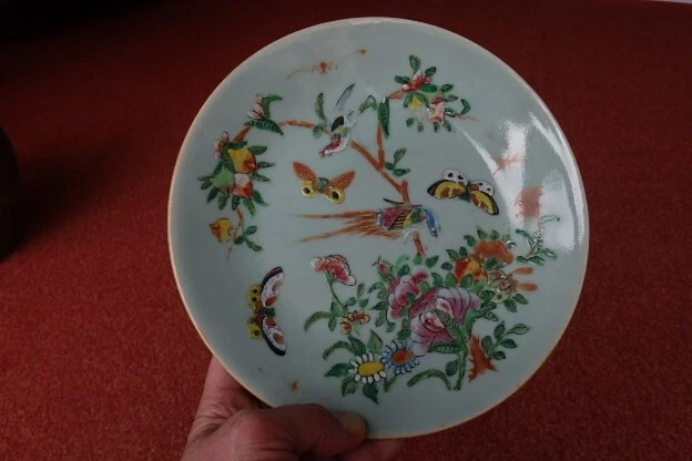 Ancienne assiette en porcelaine de Chine céladon  oiseaux fleurs et papillons
