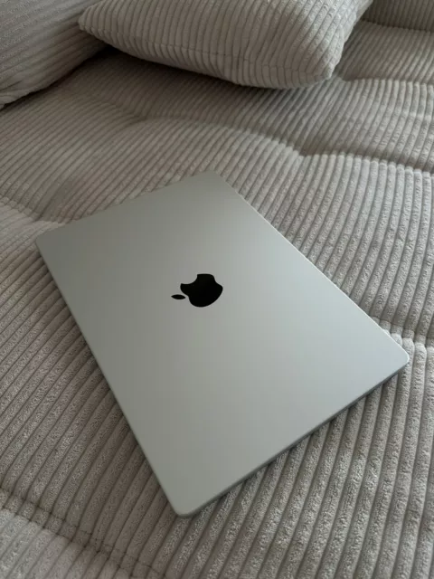 Apple MacBook Pro 14 Zoll (512GB SSD, M1 Pro, 16GB) Laptop - Silber