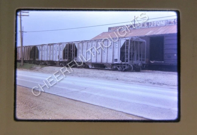 Original '72 Kodachrome Slide MILW Milwaukee Road Covered Hopper Cars      36B38