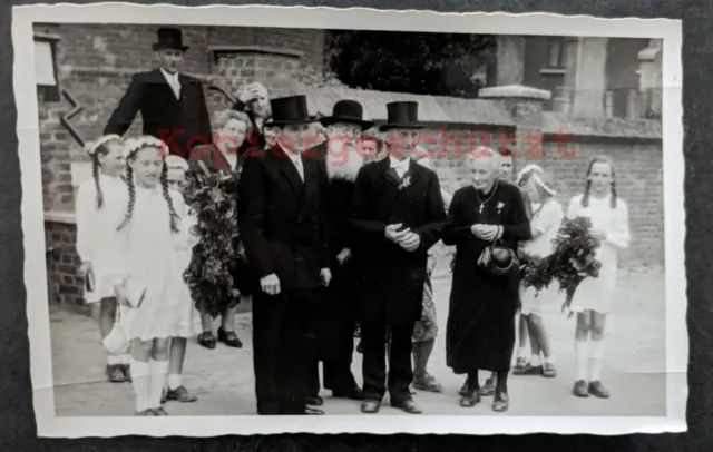 org. Foto altes  Familienfoto eines Ehepaares  Goldhochzeit mit Kirchgang