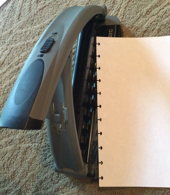 STAPLES ARC SYSTEM Desktop Arc Hole Punch Disc Binding Punch 8 Pg