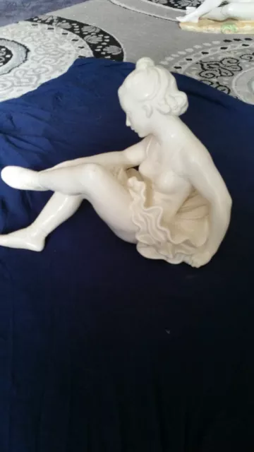 alte große sitzende Ballerina aus Keramik  gemarktet in weiß Modellnr,165