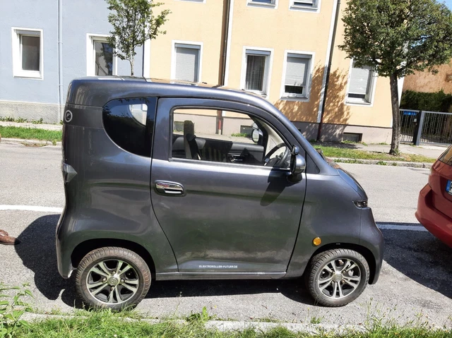 Junger Kabinenroller "Futura Two", 45 km/h, ab 15 Jahren* + GRATIS-ZUGABEN
