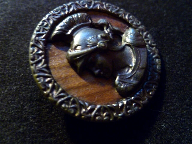 Grand bouton ancien metal décor soldat 33 mm