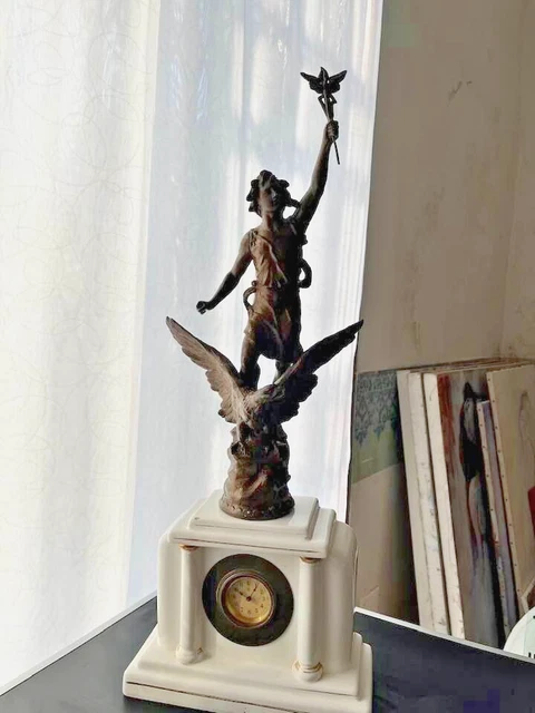 Orologio da tavolo meccanico con base in porcelana vintage e figura in bronzo