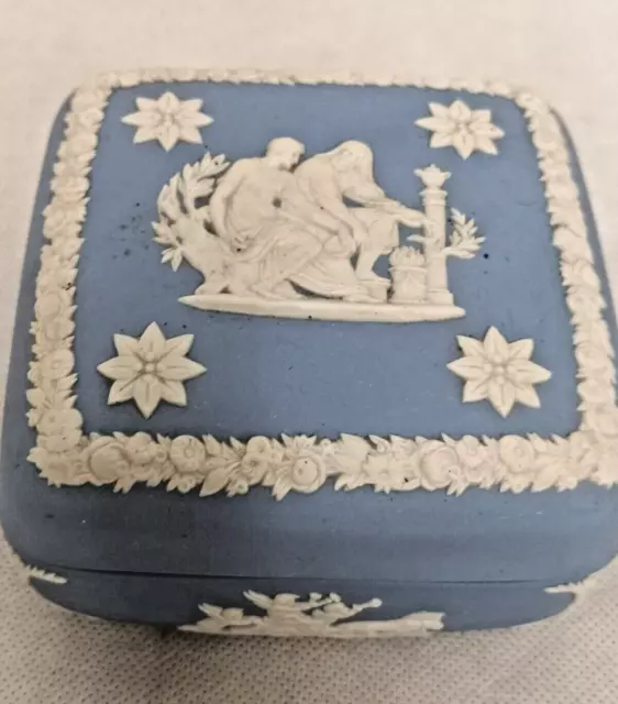 WEDGWOOD Jasperware Superbe boîte carrée   Décor de scène antique 2