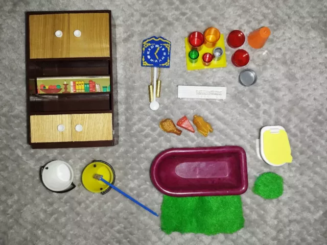 Kleines Konvolut DDR Puppenstuben Zubehör: Schrank,Radio, Wanne, WC, Wanduhr uvm