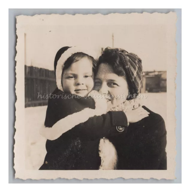 Tolles Portrait von Kinde & Mutter - Altes Foto im Kriegswinter 1943