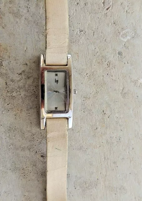 Montre LIP QUARTZ / FONCTIONNE PILE NEUVE .( BRACELET 2 TOURS ( 'état moyen)