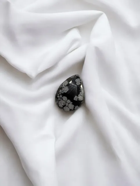 Pierre taillé en forme de poire en pierre ornementale d'obsidienne floconneuse