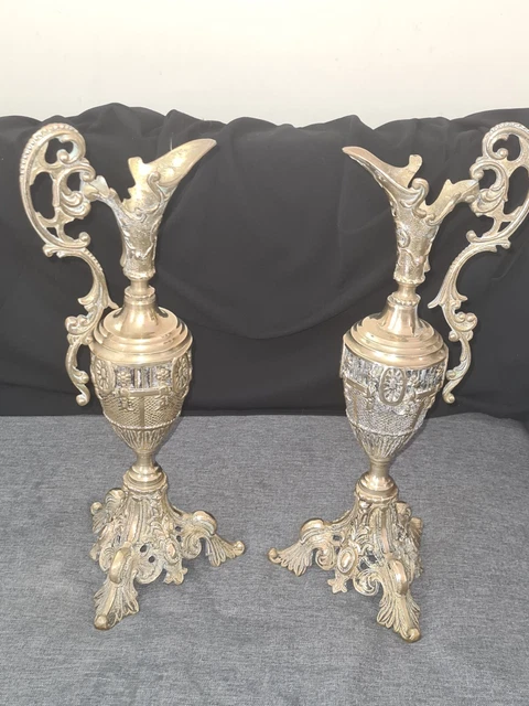 Magnifique paire de bougeoirs en forme d'aiguiere en bronze ou laiton