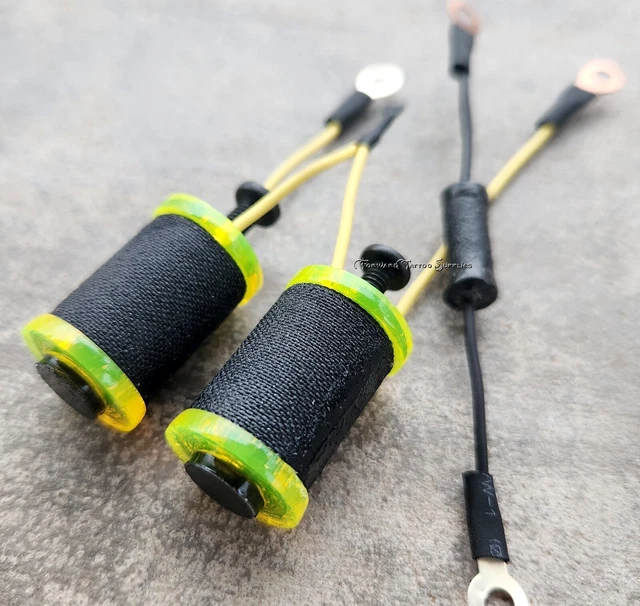 Máquina de tatuaje de 1,25" 8-32 bobinas amarillo negro a juego condensador separado hacia adelante