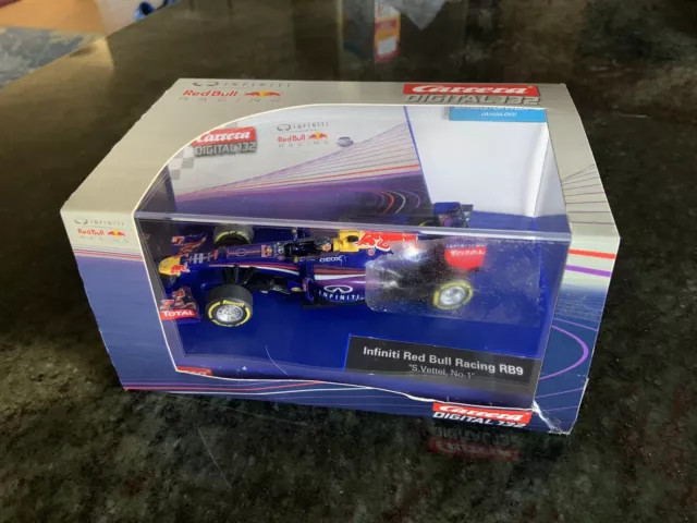 Carrera 30693 Infiniti Red Bull Racing RB9 "S.Vettel, No.1", Digital 1/32🔥