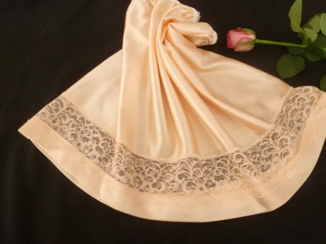 joli jupon  vintage  jolie dentelle taille  38/40/42 taille élastique ref SA44