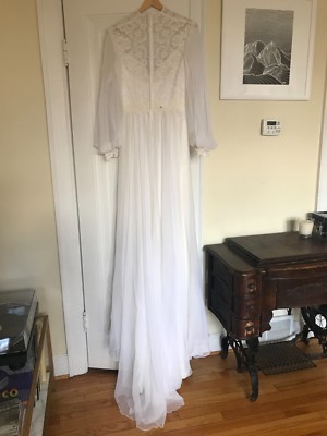 Vintage Lace and Tulle Wedding Dress (Size 5/6)