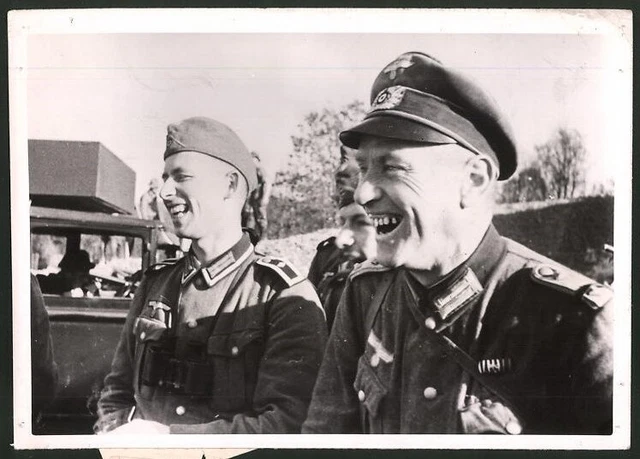 Fotografie 2.WK, Leutnant und Feldwebel amüsieren sich beim Fronttheater
