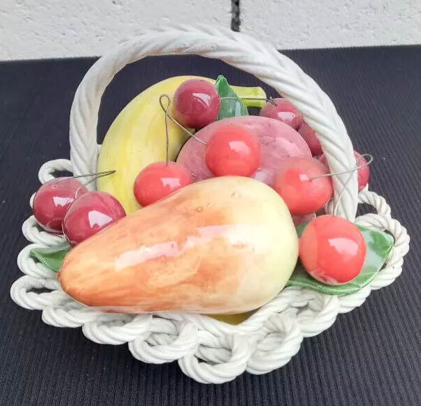 Panier de fruits trompe l'oeil en faÏence très réaliste