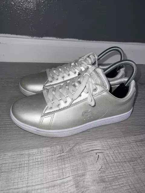 Lacoste Women's Carnaby Evo Sneaker Silver/Off White Size 7