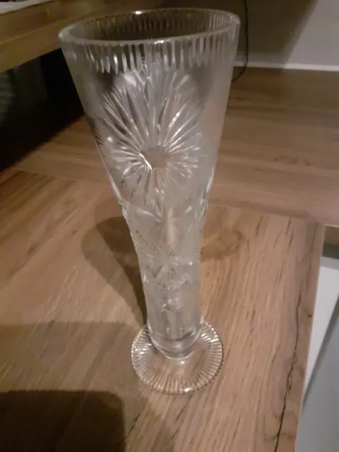 Vase soliflore en cristal de Bohème taillé. Motifs étoilés