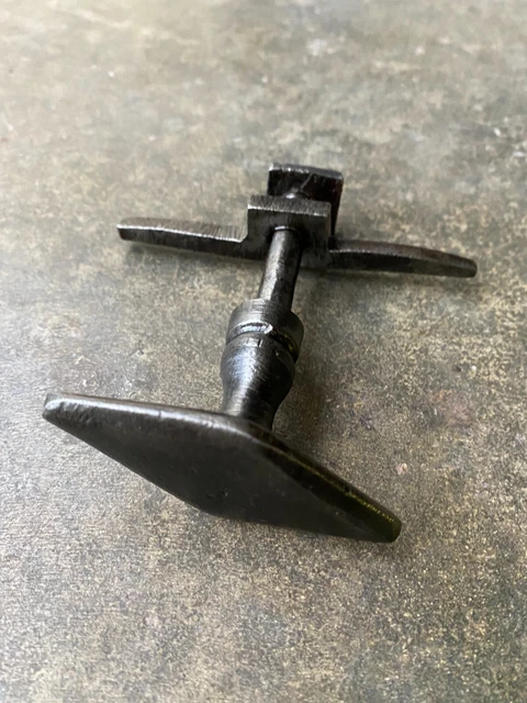 Ancien Verrou En Fer Forgé Pour Porte - Penture Et Heurtoir - Occasion