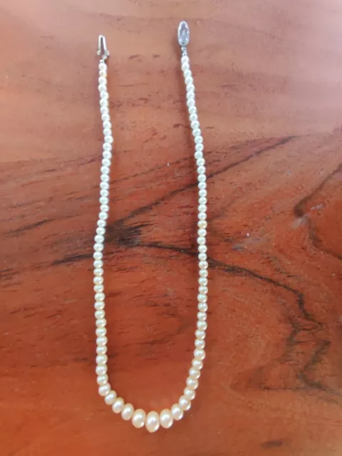 Sehr alte Perlenkette mit zauberhafter Silberschließe, 45 cm