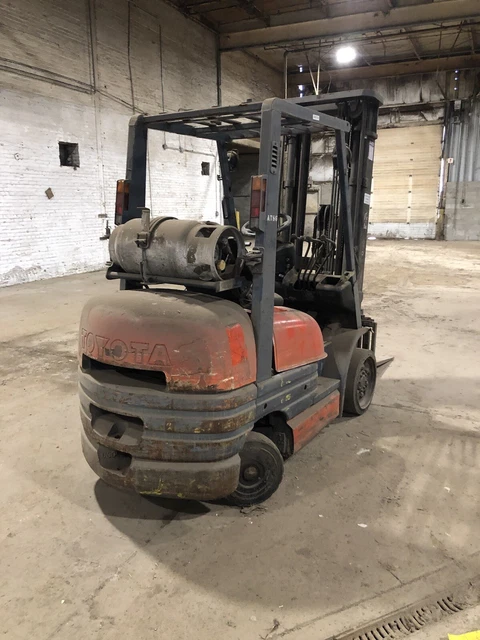 1998 toyota fork lift truck model #42-6fgc25 PICKUP ONLY