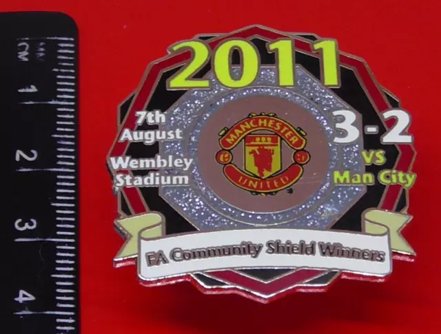 Danbury Mint Pin Badge Manchester United FC FA Community Shield Winners 2011