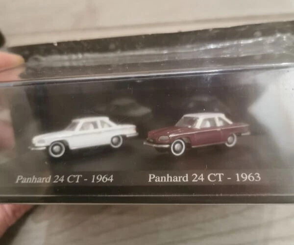 Coffret Duo Peugeot 404 Universal Hobbies Pour Atlas à L'échelle 1/87 - Modèles Miniatures Blanc Et Bleu