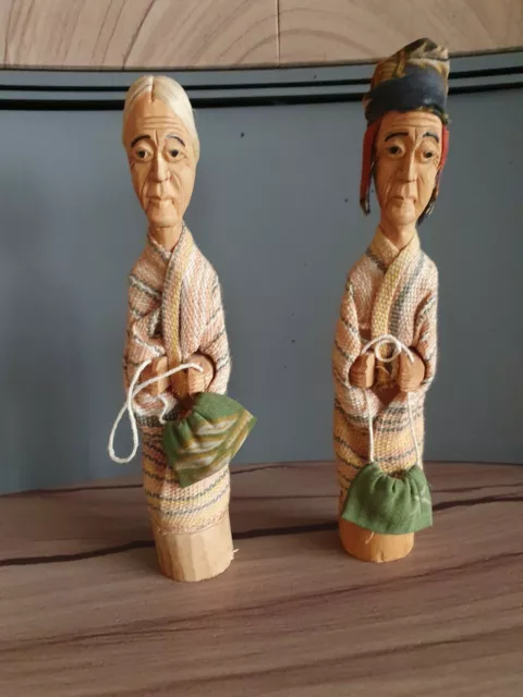 Geschnitzte Holzfiguren Mann und Frau Holzschnitzerei