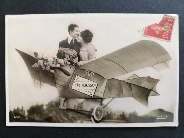 CP Ancienne de 1911 Fantaisie COUPLE Fleurs " Un BAISER " Avion Airplane KISS