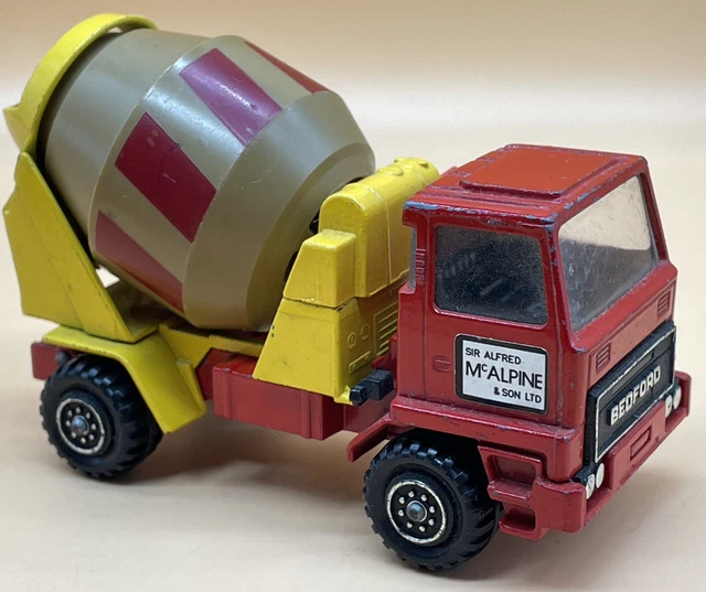 Grand Camion Pour Le Transport De Ciment. Un Camion De Ciment Décharge