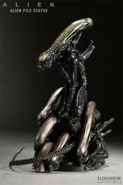 Alien Pile Statue - ALIENS - Sideshow Collectibles