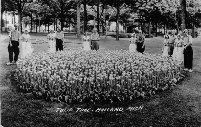 H67/ Holland Michigan RPPC Postcard c1930s Tulip Time Couples Tulips 147