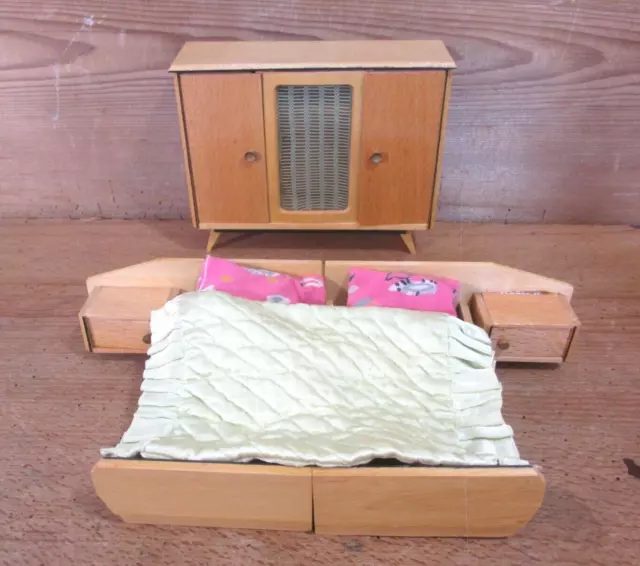 Puppenstube Puppenstubenmöbel Eppendorf Bett Nachtschränkchen 1970 Keiderschrank