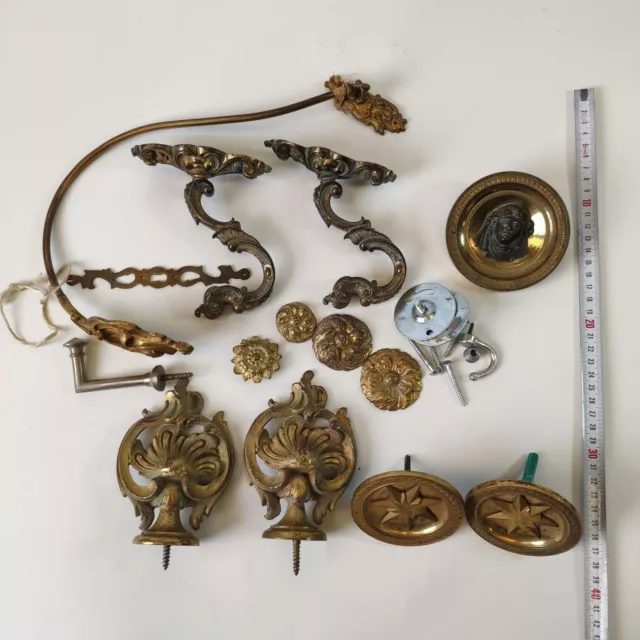 Accessoires embrasses à rideaux XIX ème en bronze ou laiton