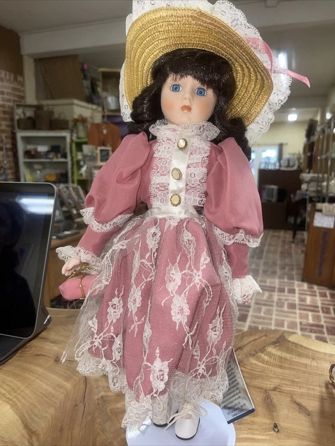 Porcelain Doll Vtg Heritage Mint Collection 16” W/ Stand & Hat Taiwan Vintage