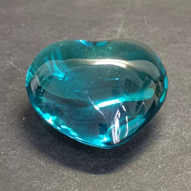BACCARAT, Cœur en cristal bleu presse-papier, estampillé, larg. : 7.5 cm