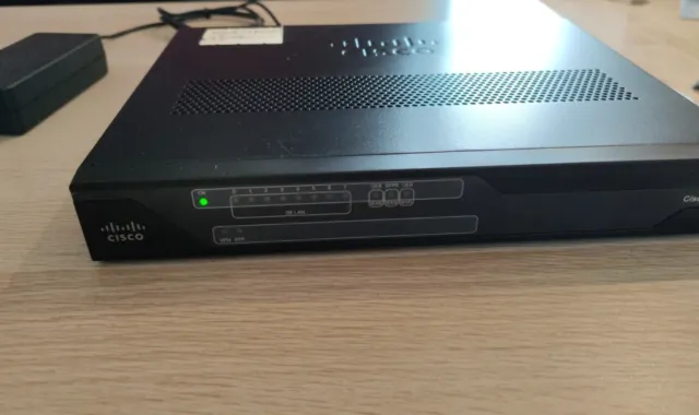 Routeur à services intégrés Cisco C892FSP 890 series