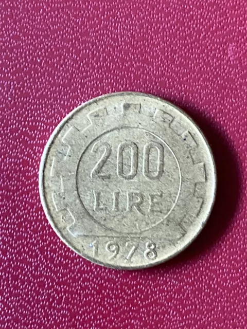 Rara moneta da 200 Lire della Repubblica Italiana del 1978 collo allungato