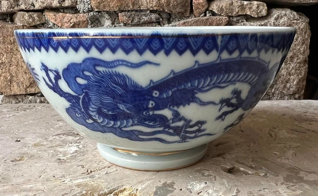 Ancien bol chinois blanc et bleu décor dragon