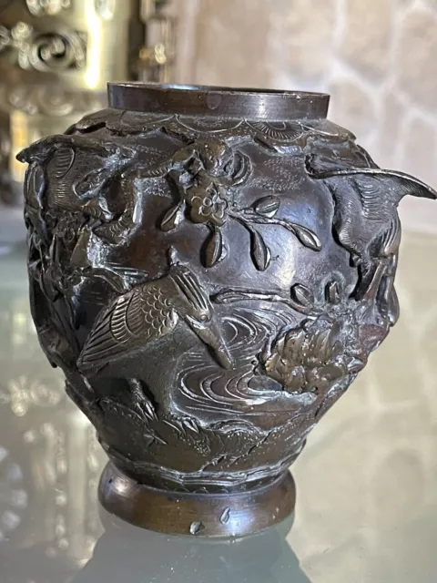 petit vase Bronze Indochine Fin XIXème Relief Important D’oiseaux Pêcheurs Signé